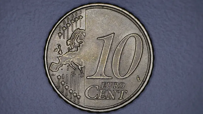 01005 on a 10 cent coin for reference (see the tiny resistor on the bottom of the 1)